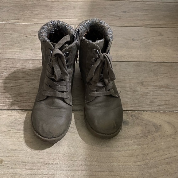 Girl’s Boots - Picture 2 of 4